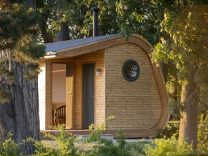 Holly Lodge Luxury Eco Pod with Hot Tub near Hay on Wye, Herefordshire, England